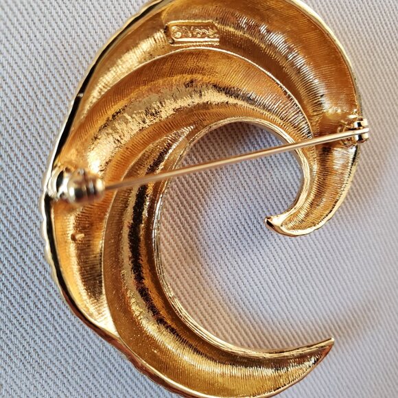 Vintage Monet Modernist Overlay Swirl Gold Tone Brooch - Picture 8 of 10